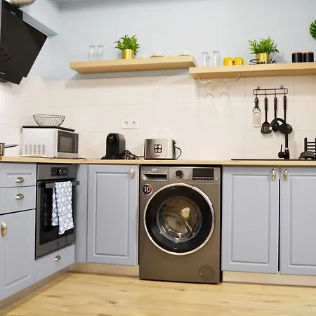 Sunshine - New & Quiet 1br Apt, Business Area, Close To Airport, Highway A3, Subway דירה