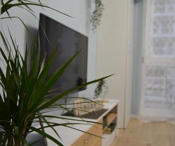 Sunshine - New & Quiet 1br Apt, Business Area, Close To Airport, Highway A3, Subway Bukarest